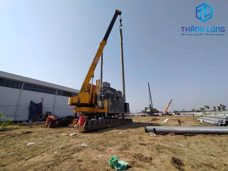 Thăng Long - Cọc Bê Tông Chèm thi công ép cọc nhà máy ô tô Vinfast