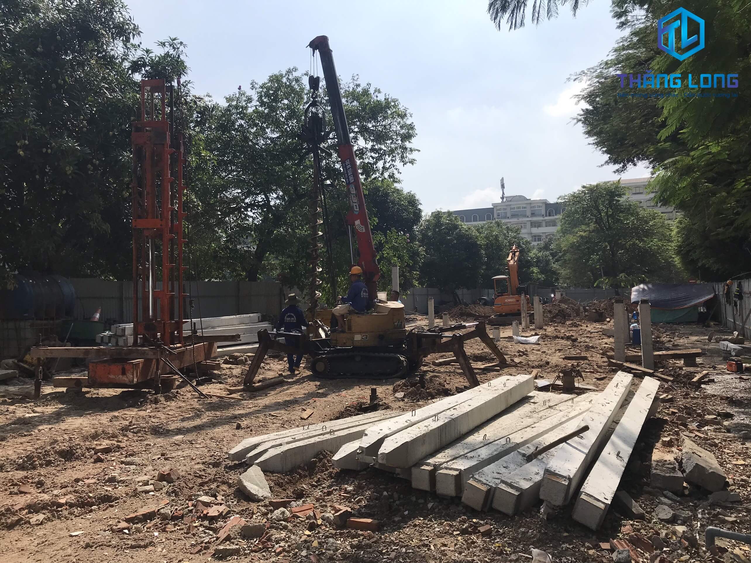 Thăng Long - Cọc Bê Tông Chèm thi công ép cọc Nhà xe Đại Học Ngoại Ngữ